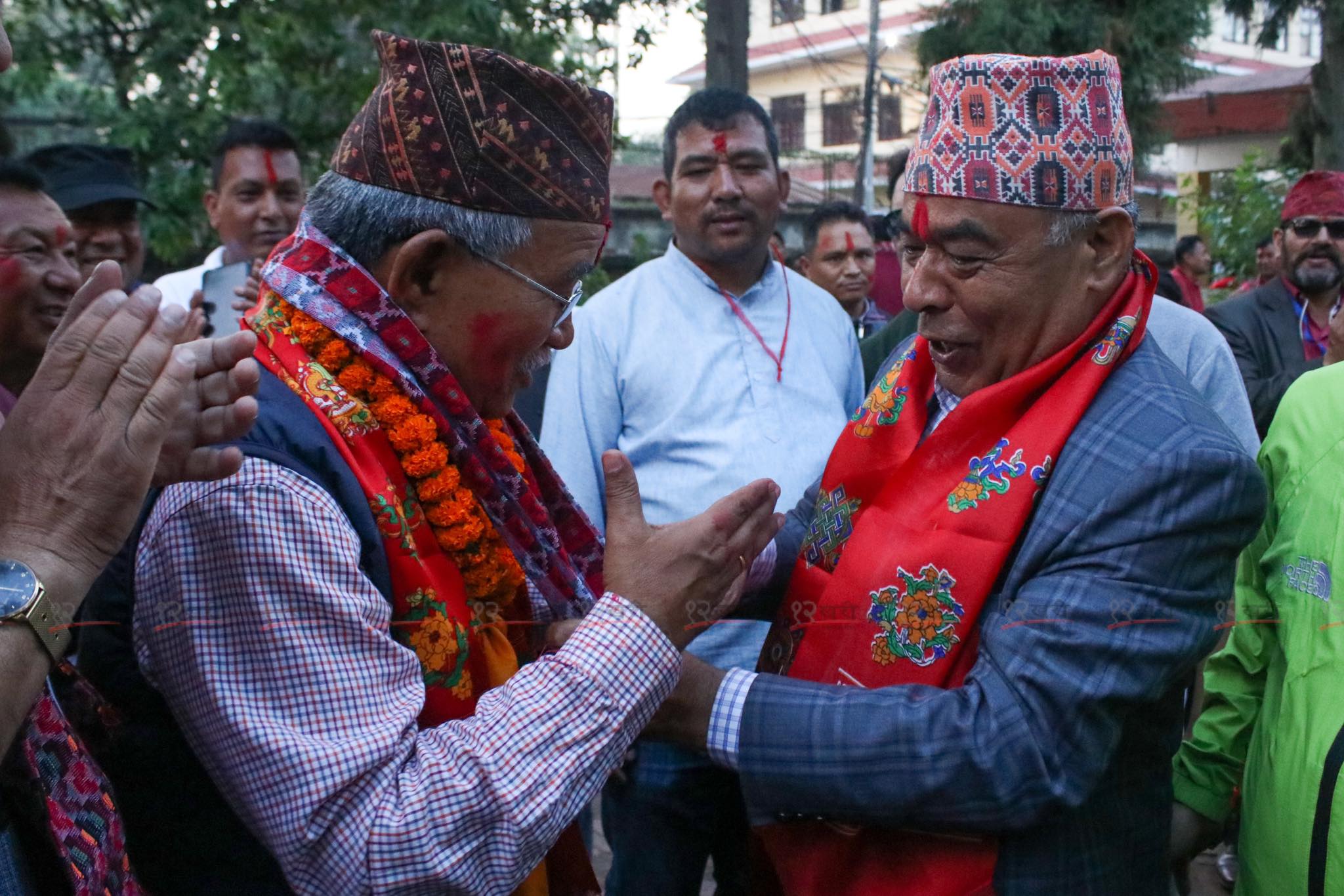 ललितपुरको मेयरमा विजयी चिरिबाबुलाई पराजित हरिकृष्णको अंकमालसहितकाे बधाई